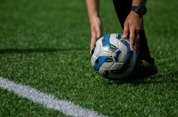 法媒：巴黎FC倾向于跟孔布阿雷分手，前切尔西主帅罗塞尼尔是首选（配图示意）